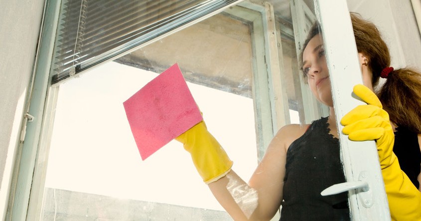 Jakich błędów wystrzegać się, myjąc okna? /123RF/PICSEL