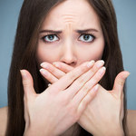 Jakie choroby objawiają się brzydkim zapachem z ust?