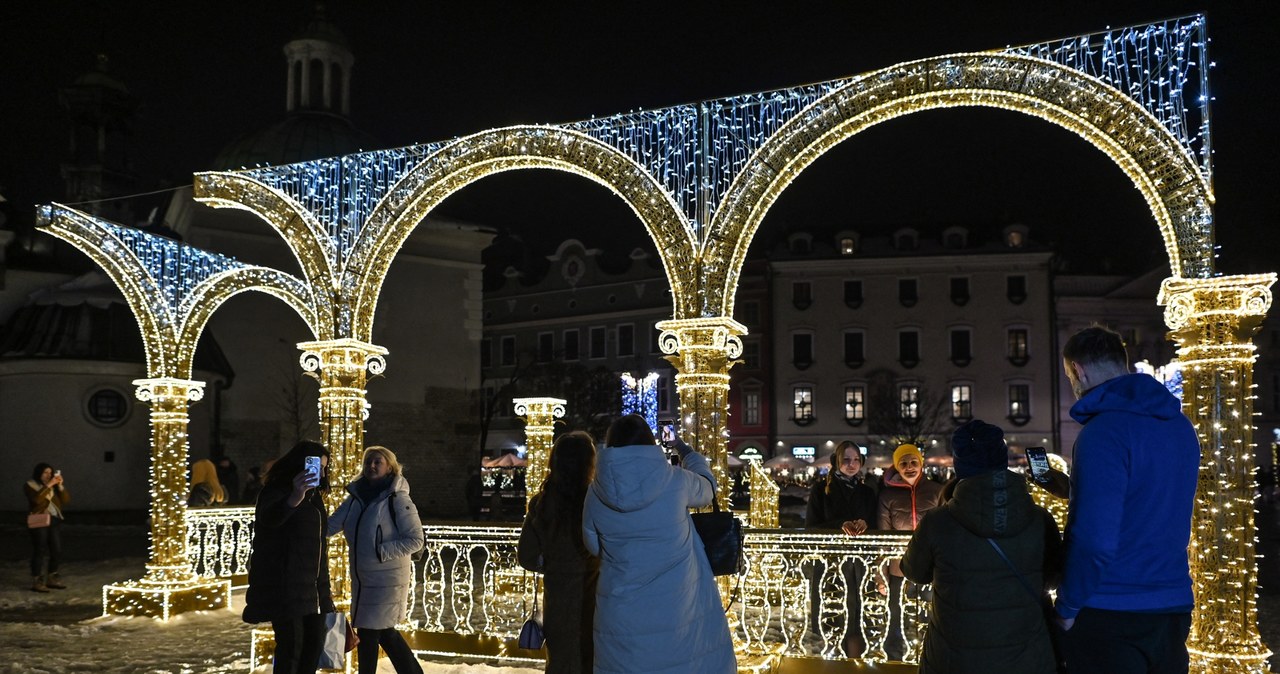 Jakie dekoracje ozdobią Kraków podczas świąt? Całkowity koszt to 1,3 mln zł /ARTUR WIDAKNurPhotoNurPhoto via AFP /AFP