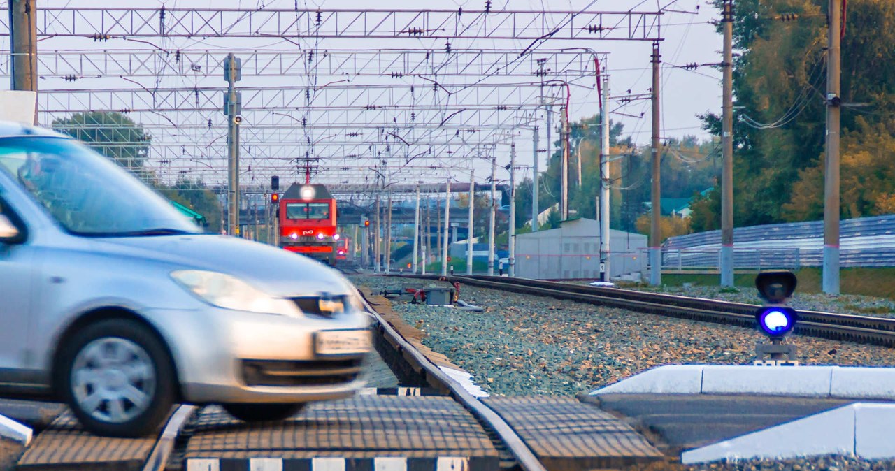 Jakie kary czekają kierowców, którzy lekceważą ostrzeżenia przed przejazdami kolejowymi? /123RF/PICSEL