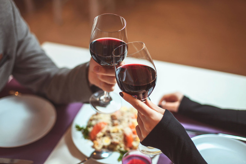 Jakie korzyści dla zdrowia, a jakie zagrożenia wiązane są ze spożywaniem czerwonego wina? Wyjaśniamy /123RF/PICSEL