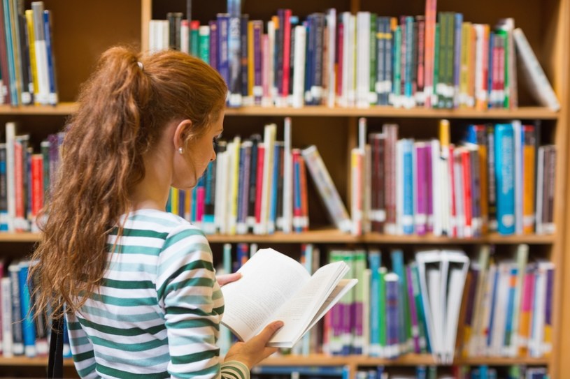 Jakie książki nie mogą być dostępne w bibliotekach szkolnych? Wyboru dokona sztuczna inteligencja /123RF/PICSEL