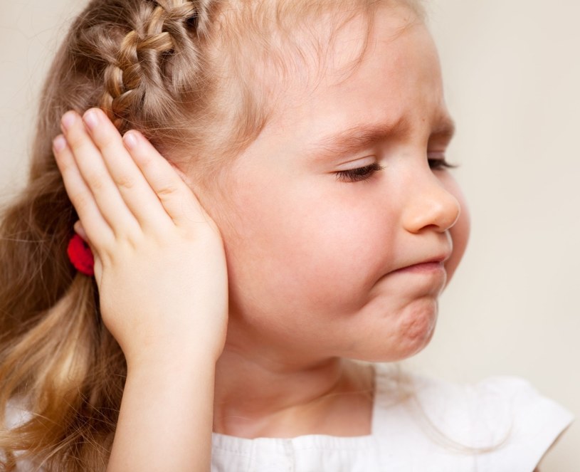Jakie mogą być objawy zapalenia ucha? /123RF/PICSEL