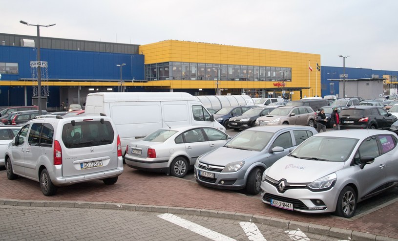 Jakie przepisy obowiązują na parkingu pod hipermarketem? /Wojciech Strozyk/ /Reporter
