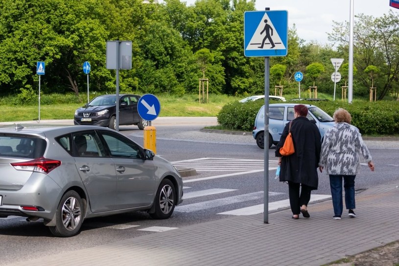 Jakie przepisy obowiązują na przejściach dla pieszych / Arkadiusz Ziolek /East News