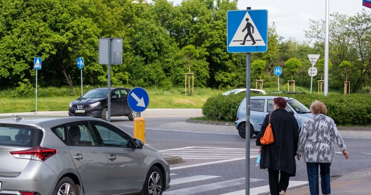 Jakie przepisy obowiązują na przejściach dla pieszych / Arkadiusz Ziolek /East News