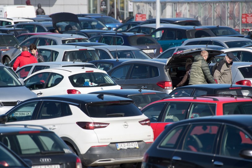 Jakie przepisy panują na parkingach pod marketami? /Wojciech Stróżyk /Reporter
