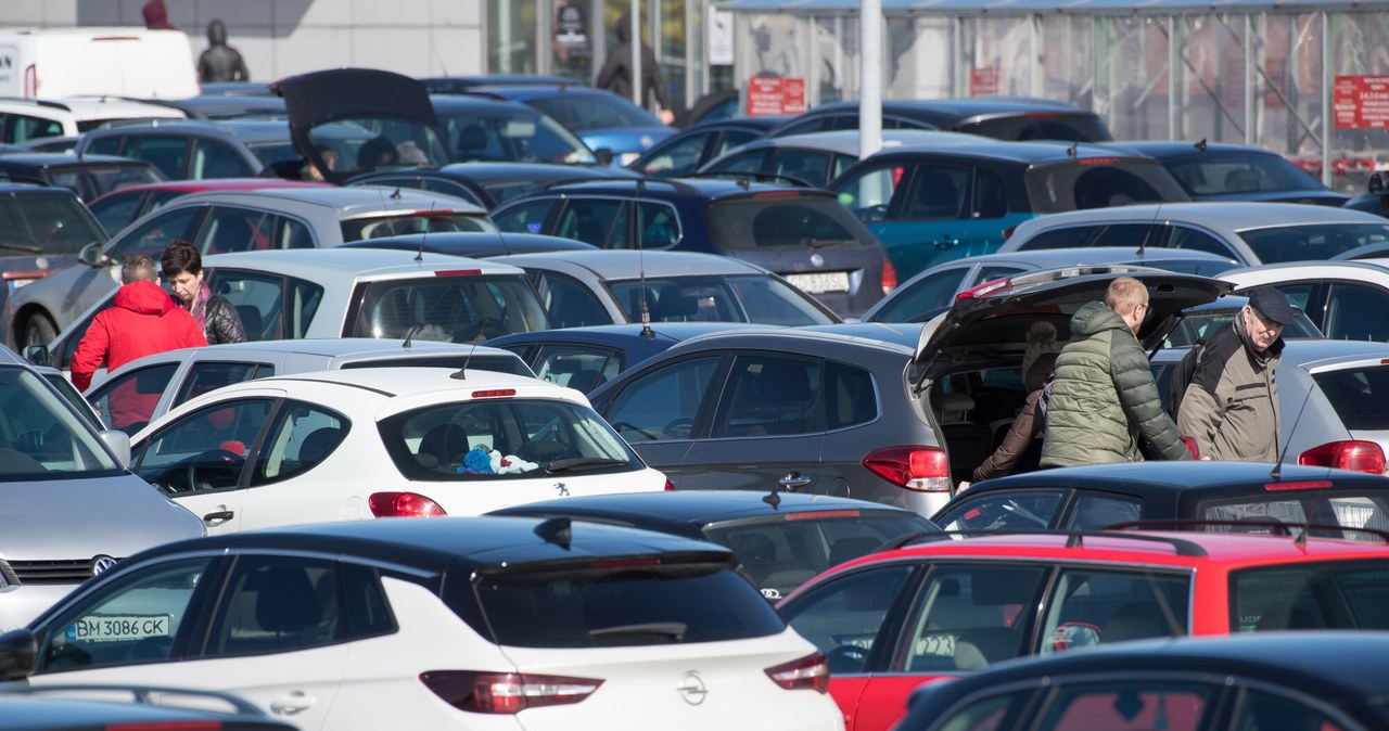 Jakie przepisy panują na parkingach pod marketami? /Wojciech Stróżyk /Reporter