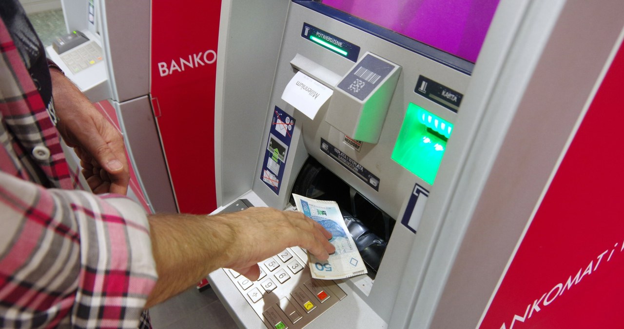 Jakie są limity wypłat w bankomatach? /Marek Bazak /East News