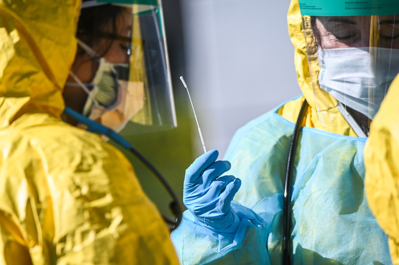 Jakie są nietypowe objawy zakażenia SARS-CoV-2? / Na zdjęciu pobieranie próbki do wymazu /Steve Pfost /Getty Images
