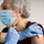 Jakie są objawy po podaniu szczepionki na COVID-19 i jak sobie z nimi radzić?