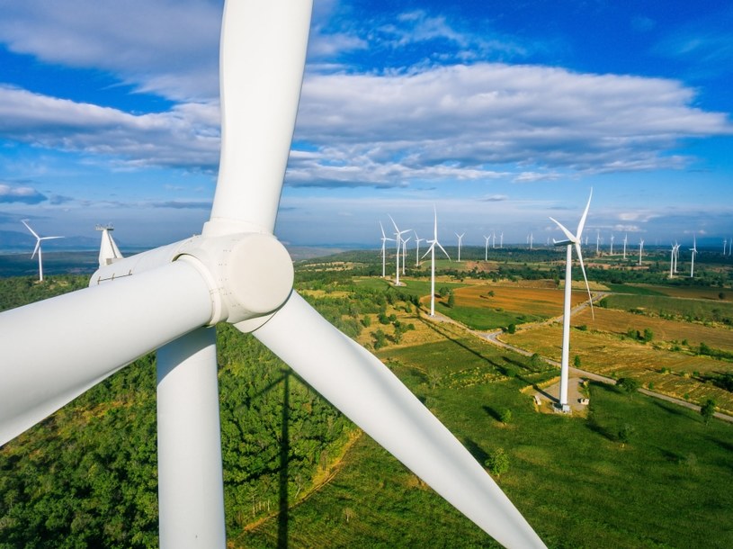 Jakie są rodzaje odnawialnych źródeł energii oraz jakie są zalety i wady różnych rodzajów OZE. /123RF/PICSEL