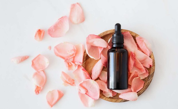 Jakie są różnice między kosmetyką a kosmetologią estetyczną? Ważne aspekty, które warto znać przy wyborze zabiegów pielęgnacyjnych