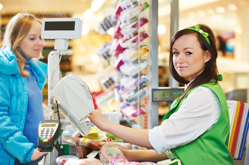 Jakie są zarobki sprzedawców i kasjerów w sklepach? /123RF/PICSEL