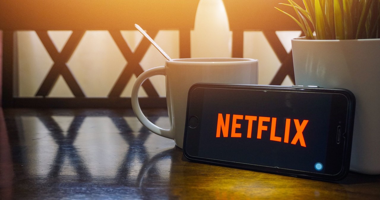 Jakie seriale i filmy Netflixa obejrzeć podczas majówki? /123RF/PICSEL