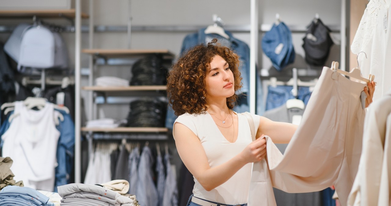 Jakie spodnie będą najmodniejsze w nadchodzącym sezonie wiosennym? Sprawdź, jaki fason wraca do łask. /Pixel