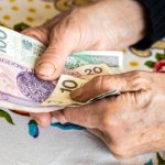 Jakie świadczenie dla seniora który nie może samodzielnie żyć? 