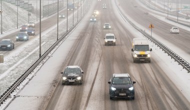 Jakie światła włączyć w czasie opadów śniegu? Łatwo o pomyłkę i mandat