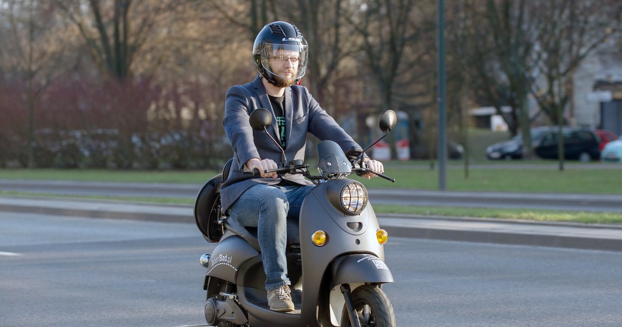 Jakie warunki trzeba spełniać, żeby jeździć motorowerem z prawem jazdy kategorii AM? /Bartosz Krupa /East News