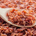 Jakie właściwości ma czerwony ryż? Pomoże na cholesterol i wahania cukru