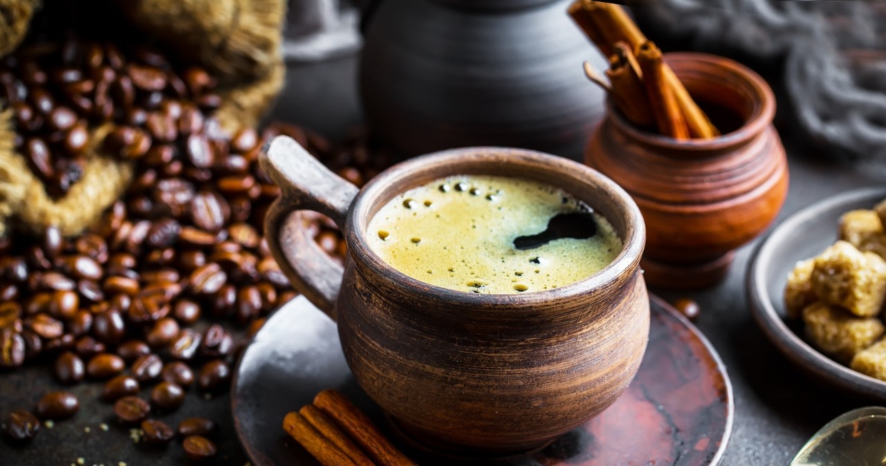 Jakie właściwości ma kawa z cynamonem, kurkumą i pieprzem? /123RF/PICSEL