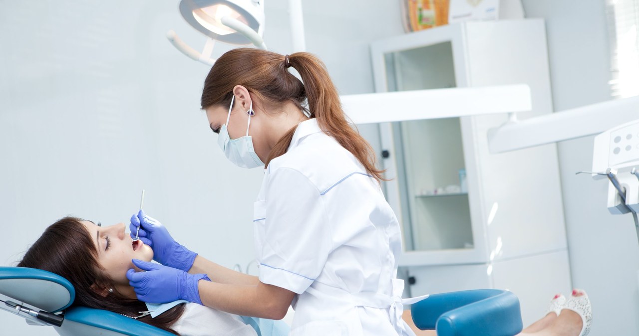 Jakie zabiegi dentystyczne są refundowane przez NFZ? /123RF/PICSEL