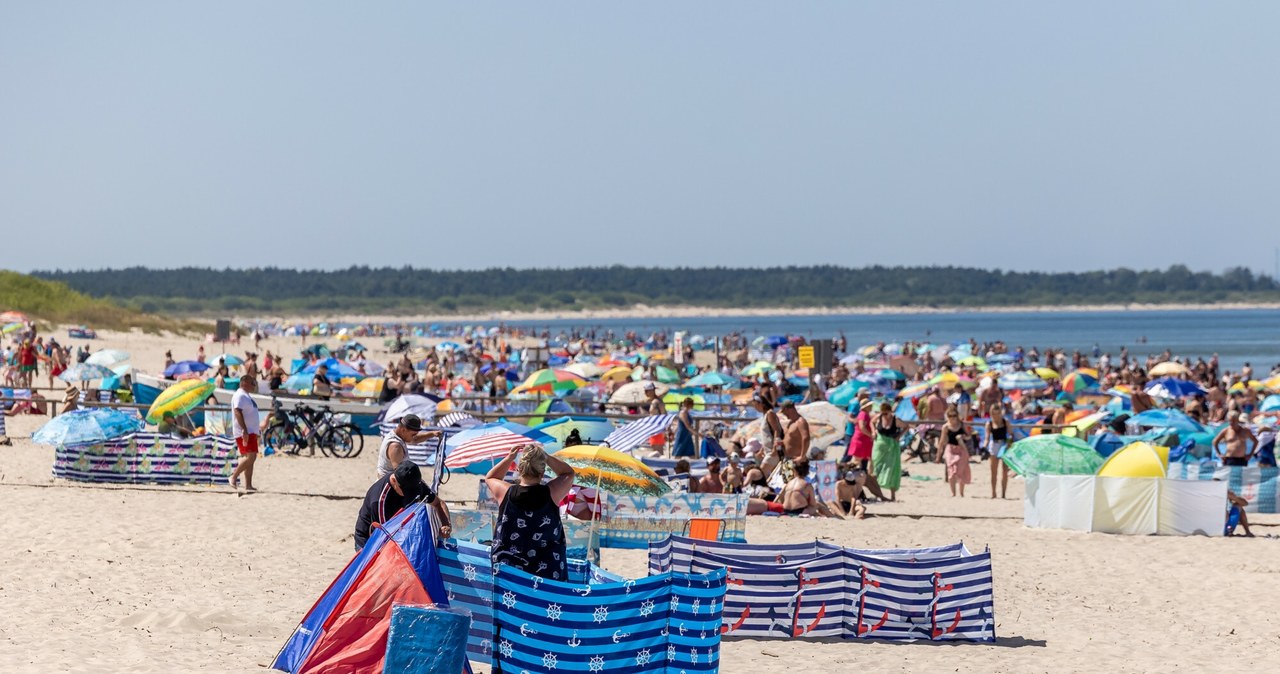 Jakie zachowania denerwują turystów na polskich plażach? /East News
