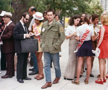 Jakiś czas po premierze filmu, Robert De Niro wyznał, że krótko przed otrzymaniem propozycji aktorskiej w "Taksówkarzu" miał podobny pomysł na film. "Chciałem zrobić film o samotnym człowieku, który chodzi po Nowym Jorku z bronią i fantazjuje o morderstwie"- wspominał w jednym z wywiadów aktor. Niestety, spóźnił się. 