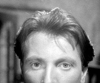 Jako aktor teatralny po raz pierwszy zwrócił na siebie dużą uwagę rolą Gustawa w pierwszych po wojnie "Dziadach", zrealizowanych przez Aleksandra Bardiniego (1955, Teatr Polski). Krytycy pisali wówczas, że "błysnął wybitnym talentem i opanowaniem warsztatu", "oczarował publiczność swoją osobowością i pięknie podanym wierszem". Młodego aktora uznano za kontynuatora tradycji teatru romantycznego i za takiego uchodził przez długie lata. Miał na swym koncie m.in. role Konrada, Kordiana, Fantazego.
 
Na zdjęciu - w jednej z pierwszych kinowych ról w "Pożegnaniu z diabłem" Wandy Jakubowskiej.
 