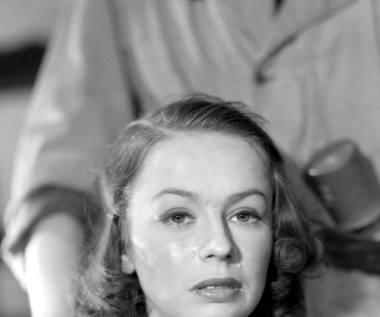 Jako aktorka filmowa wielką popularność zdobyła zaraz po wojnie za sprawą ról w "Zakazanych piosenkach" (1946) i "Skarbie" (1948), komediach Leonarda Buczkowskiego. W "Zakazanych piosenkach" partnerował jej Jerzy Duszyński. Film jest zbliżoną w nastroju do podwórzowej ballady fabularyzowaną antologią patriotycznych i satyrycznych piosenek okupacyjnych, dla których tło stanowią typowe sytuacje z życia wojennej Warszawy. Akcja obejmuje okres od września 1939 r. po wyzwolenie stolicy w 1945 r.  Wspominający ten czas bohaterowie, muzyk Roman Tokarski, jego siostra Halina oraz ich koledzy, byli członkami organizacji podziemnej, przewozili broń, brali udział w akcjach bojowych, walczyli w powstaniu.