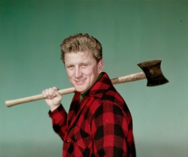 Jako dziecko i nastolatek pracował dorywczo. Zawsze powtarzał, że pragnie być aktorem. Zapożyczył się i rozpoczął studia na St. Lawrence University; zarabiał na życie jako ogrodnik i woźny. Wkrótce potem otrzymał stypendium American Academy of Dramatic Arts. Wtedy też zdecydował się zmienić nazwisko na bardziej amerykańskie - i od tego czasu znany jest jako Kirk Douglas.