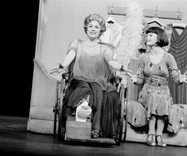 Jako dziecko zagrała w kilku musicalach na deskach londyńskiego West Endu. Potem w angielskiej stolicy zaczęła studia. W 1987 roku otrzymała pierwszą główną rolę w musicalu "42nd Street".