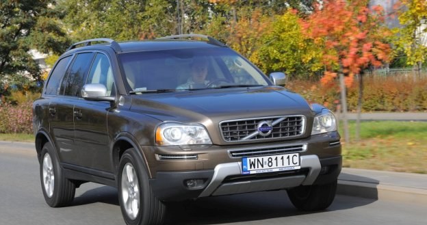 Jako jeden z nielicznych SUV-ów XC90 ma poprzecznie umieszczony silnik, co utrudnia naprawy i pogarsza zwrotność, ale przekłada się na dużą przestronność kabiny. /Motor