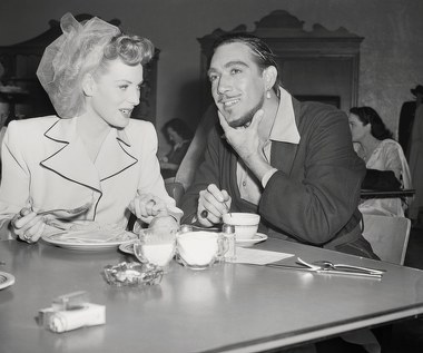 Jako nastolatek Anthony Quinn poddał się drobnej operacji języka, by poprawić sposób mówienia po angielsku, a potem brał lekcje wymowy w szkole dramatycznej w Los Angeles, za które płacił myciem okien i czyszczeniem podłóg.