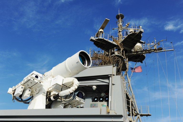 Jako pierwsi broń laserową testowali bojowo Amerykanie. Laser LaWS na pokładzie okrętu USS "Ponce" /AFP