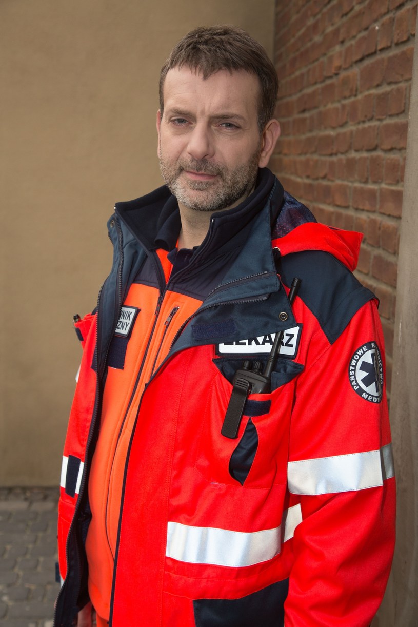 Jako szef ekipy ratowników, Wiktor bywa szorstki i wymagający - dla siebie oraz podwładnych... /Agencja W. Impact
