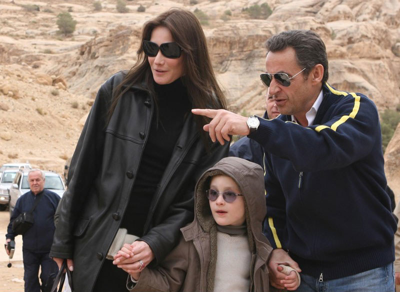Jako żona prezydenta, bardziej dba o wizerunek troskliwej matki. Zabrała syna m.in. do Egiptu, to była jej pierwsza zagraniczna podróż z Sarkozym. Prezydent nosił Aureliena na barana, ona trzymała go za rękę /East News