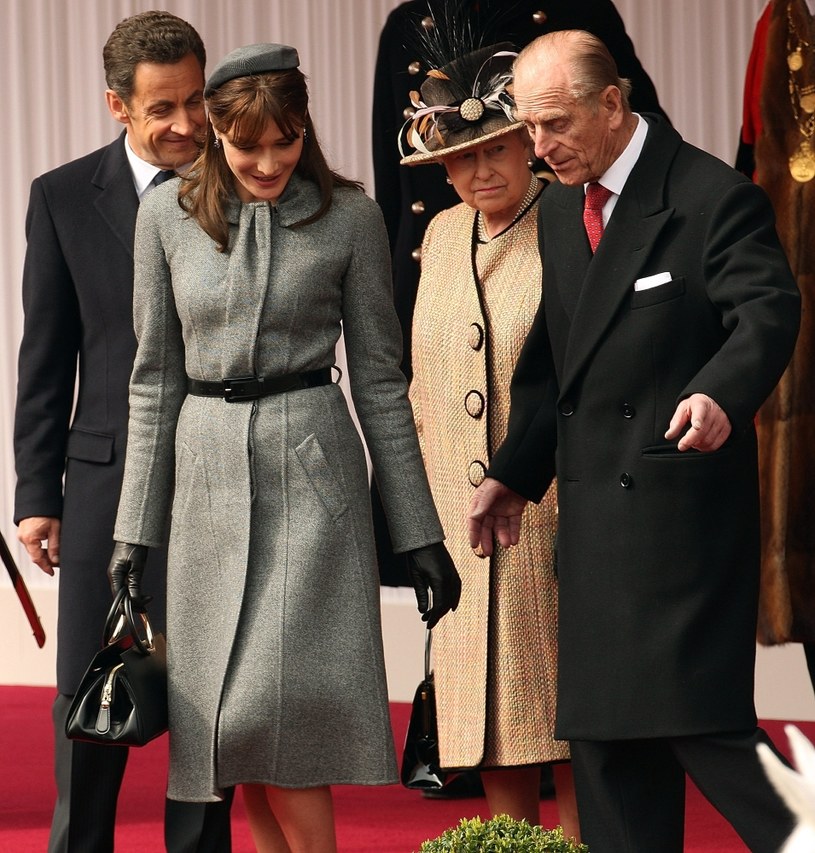 Jako żona prezydenta Francji musi unikać ekstrawagacji. Tu z królową Elżbietą II /Getty Images/Flash Press Media