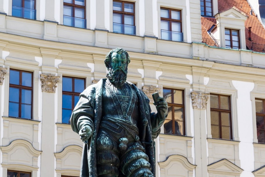 Jakob Fugger – najbogatszy człowiek w historii. Tu na pomniku w jego rodzinnym mieście - Augsburgu w Bawarii /Shutterstock