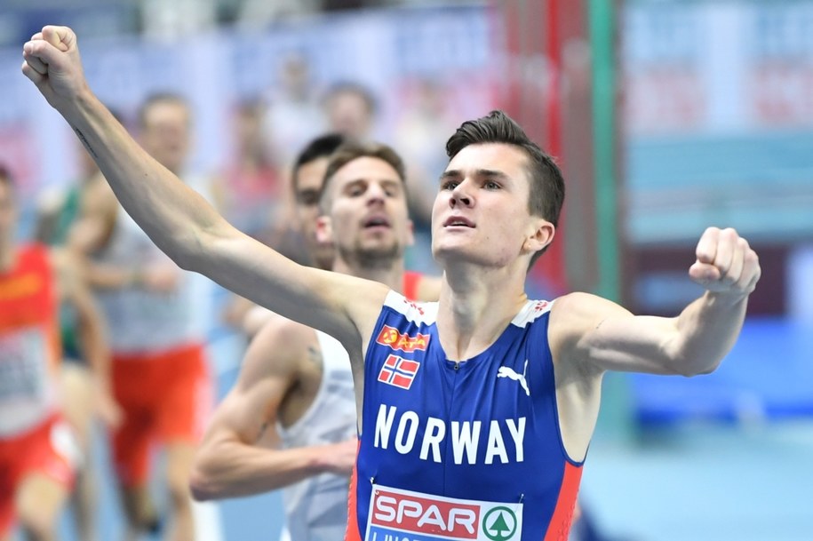 Jakob Ingebrigtsen  i Marcin Lewandowski na mecie biegu na 1500m mężczyzn podczas lekkoatletycznych halowych mistrzostw Europy w Toruniu / 	Adam Warżawa    /PAP