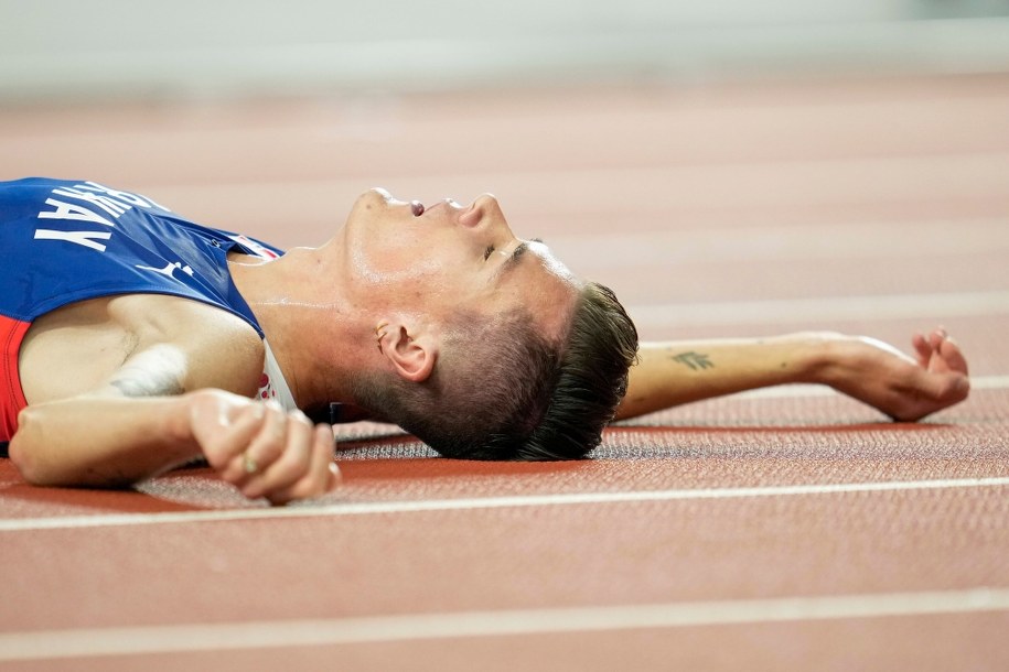 Jakob Ingebrigtsen po biegu w mistrzostwach świata w Budapeszcie /Beate Oma Dahle /PAP/EPA