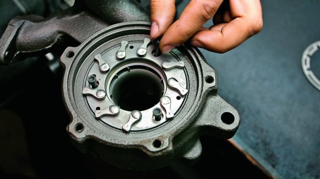 Jakość i trwałość zregenerowanej turbosprężarki zależy od doświadczenia warsztatu. /Motor