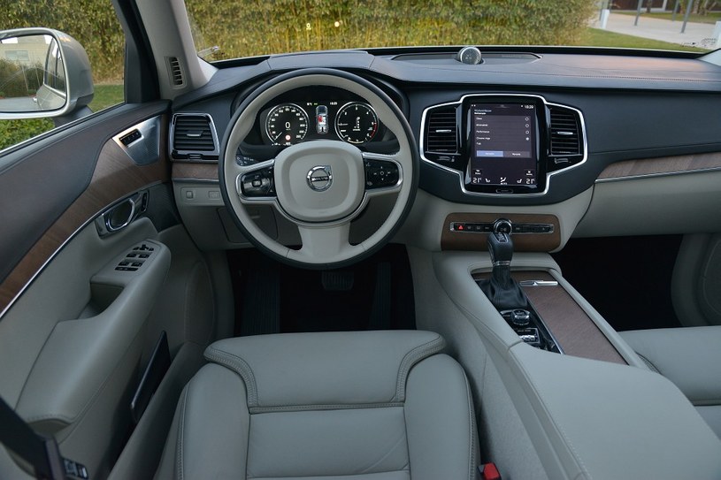 Jakość, porządek i elegancja – tak w największym skrócie można opisać deskę rozdzielczą XC90. Jest tu tylko 8 przycisków, a większość funkcji auta obsługuje się za pomocą centralnego ekranu. /Motor