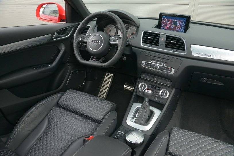 Jakość typowa dla Audi, czyli wysoka. Spłaszczona kierownica znakomicie leży w dłoniach. Panel klimatyzacji, identyczny jak w poprzednim A3, znajduje się zbyt nisko, jednak ergonomia i funkcjonalność całej reszty są bez zarzutu. /Motor