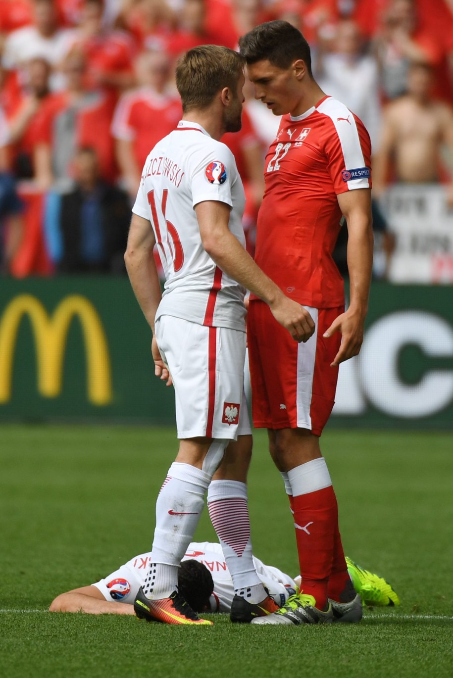 Jakub Błaszczykowski i Fabian Schar po faulu na Robercie Lewandowskim /Bartłomiej Zborowski /PAP