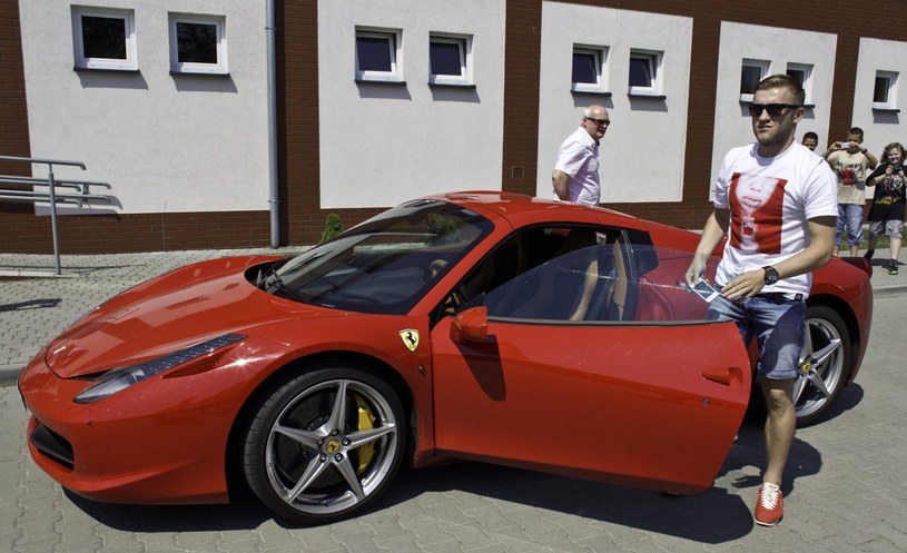 Jakub Błaszczykowski i Ferrari 458 Spider /MAREK BARCZYŃSKI /East News