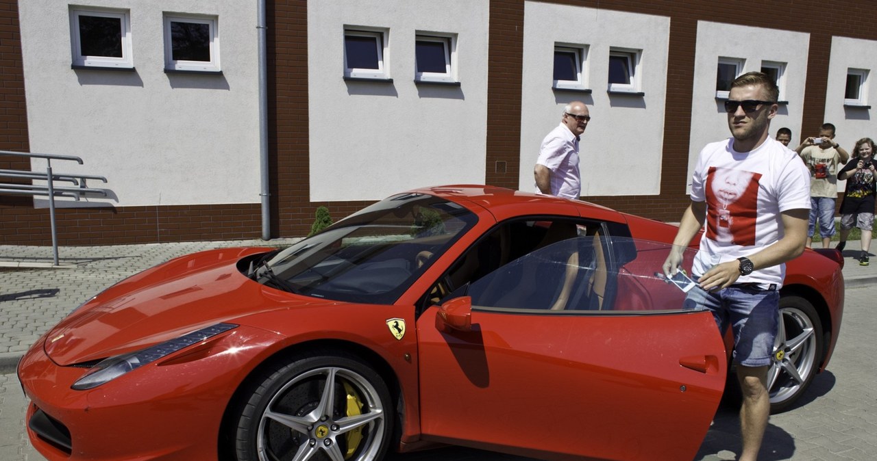 Jakub Błaszczykowski i Ferrari 458 Spider /MAREK BARCZYŃSKI /East News