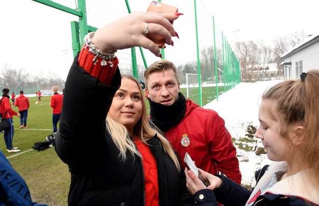 Jakub Błaszczykowski pozuje do zdjęć podczas treningu piłkarzy Wisły Kraków /	Jacek Bednarczyk   /PAP