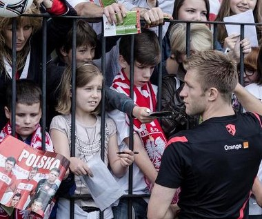 Jakub Błaszczykowski rozdaje autografy w scenie z filmu "Będziesz legendą człowieku"