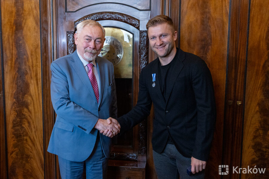 Jakub Błaszczykowski wyróżniony przez prezydenta Krakowa /Fot. Bogusław Świerzowski/Krakow.PL /Materiały prasowe